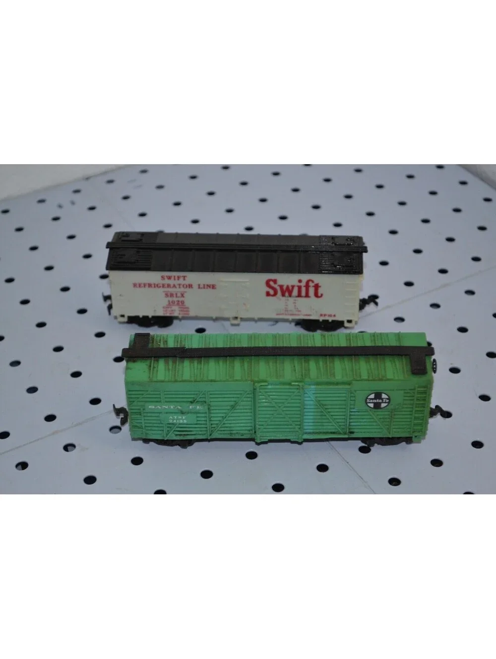 HO Train Lot of 2 Tyco Swift Refrigerator Car & Bachmann Santa Fe Wood Stock Car